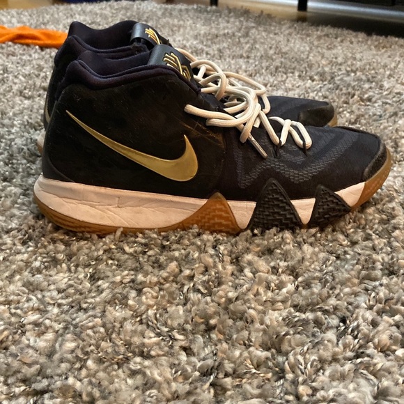 Nike Kyrie 4 - Picture 2 of 5